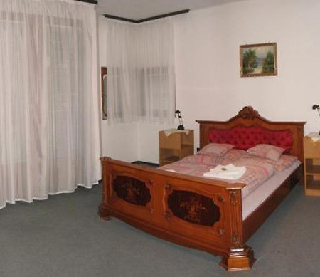 Nadix Panzio Bed & Breakfast Debrecen Exterior photo